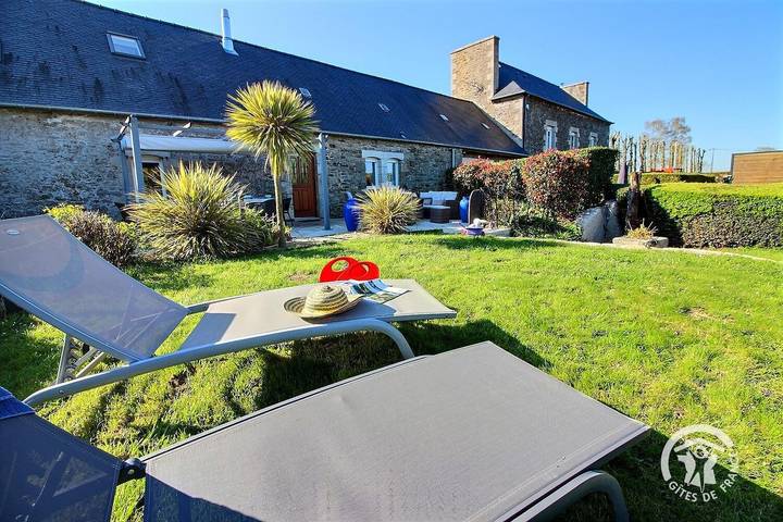 Gîte pour 7 personnes, avec jardin et terrasse à Plancoët