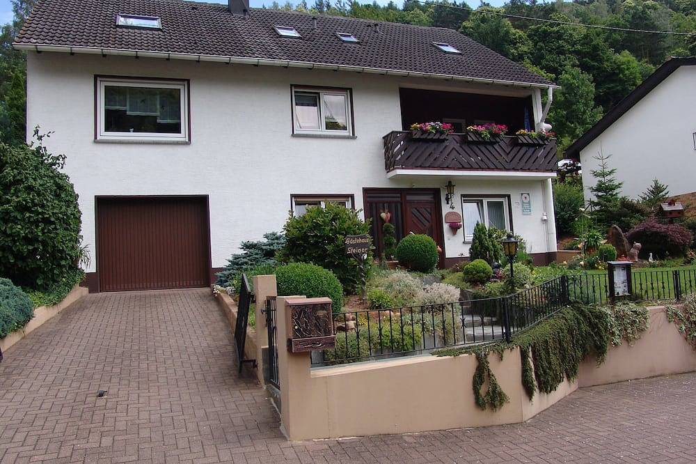 Ganze Wohnung, Verkehrsfreie ruhige Lage,Terrasse, Grillhütte, kl. Liegewiese, für Allergiker in Ramberg, Südliche Weinstraße