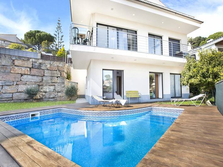 Ferienhaus für 8 Personen, mit Terrasse und Garten sowie Pool, kinderfreundlich in Lloret de Mar