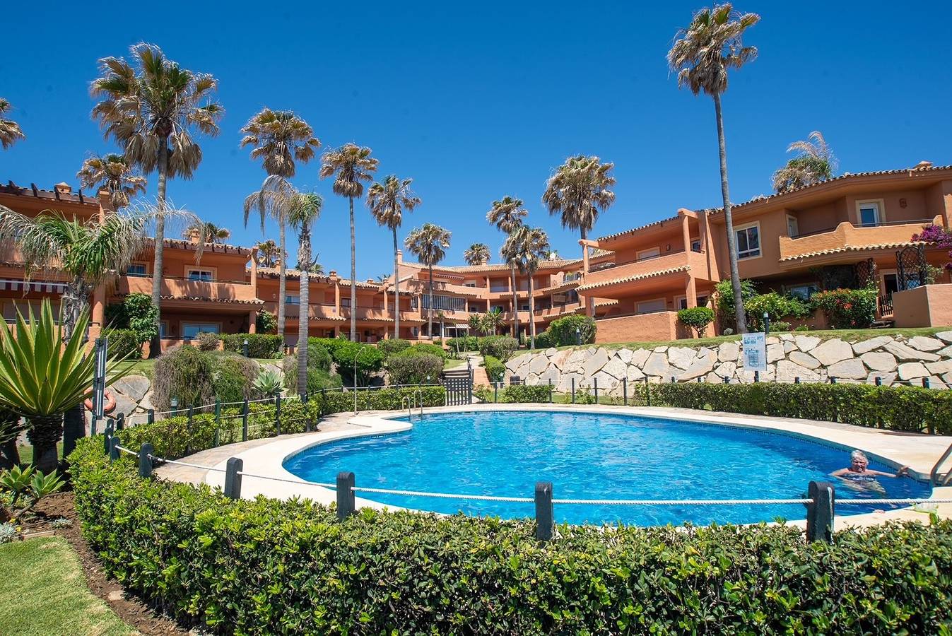 Appartement entier, Appartement "Fantastic Beachfront" avec vue sur la mer, Wi-Fi et climatisation in Buenas Noches, Estepona