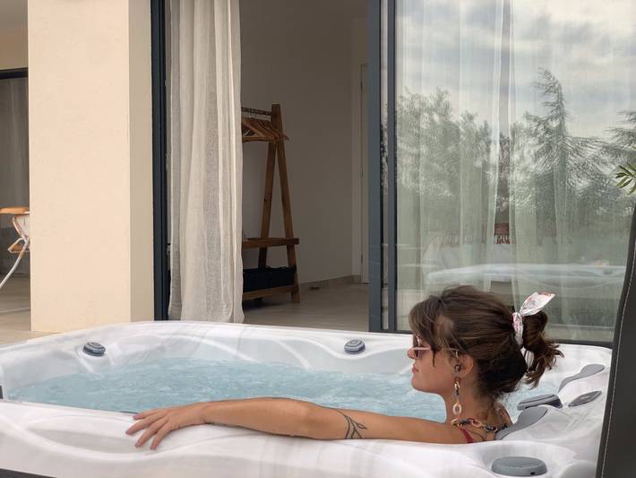 Villa pour 3 personnes, avec jacuzzi et terrasse ainsi que piscine et sauna en Ardèche