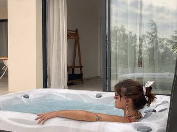 Cottage pour 3 personnes, avec sauna et terrasse ainsi que piscine et jacuzzi à Gras