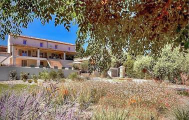 Gîte pour 14 personnes, avec jardin ainsi que terrasse et piscine à Saint-Jean-de-Minervois