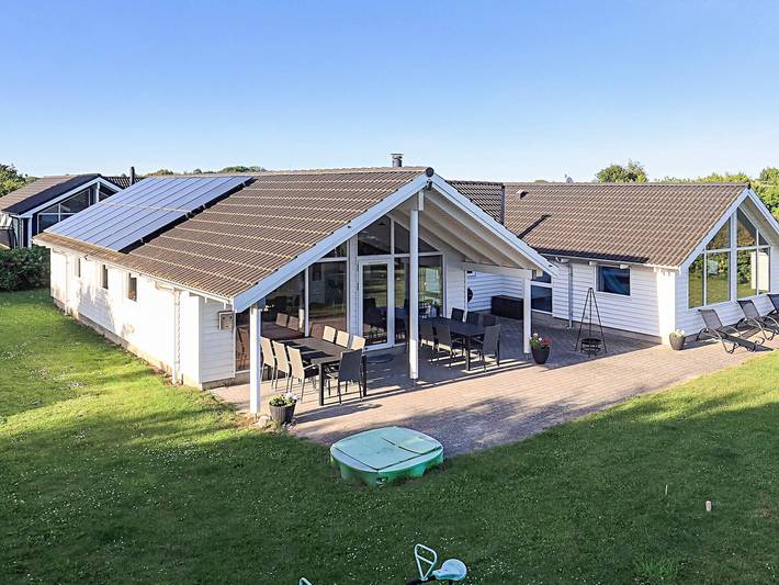 Ferienhaus für 14 Personen, mit Whirlpool und Terrasse sowie Pool und Sauna in Råbylille Strand