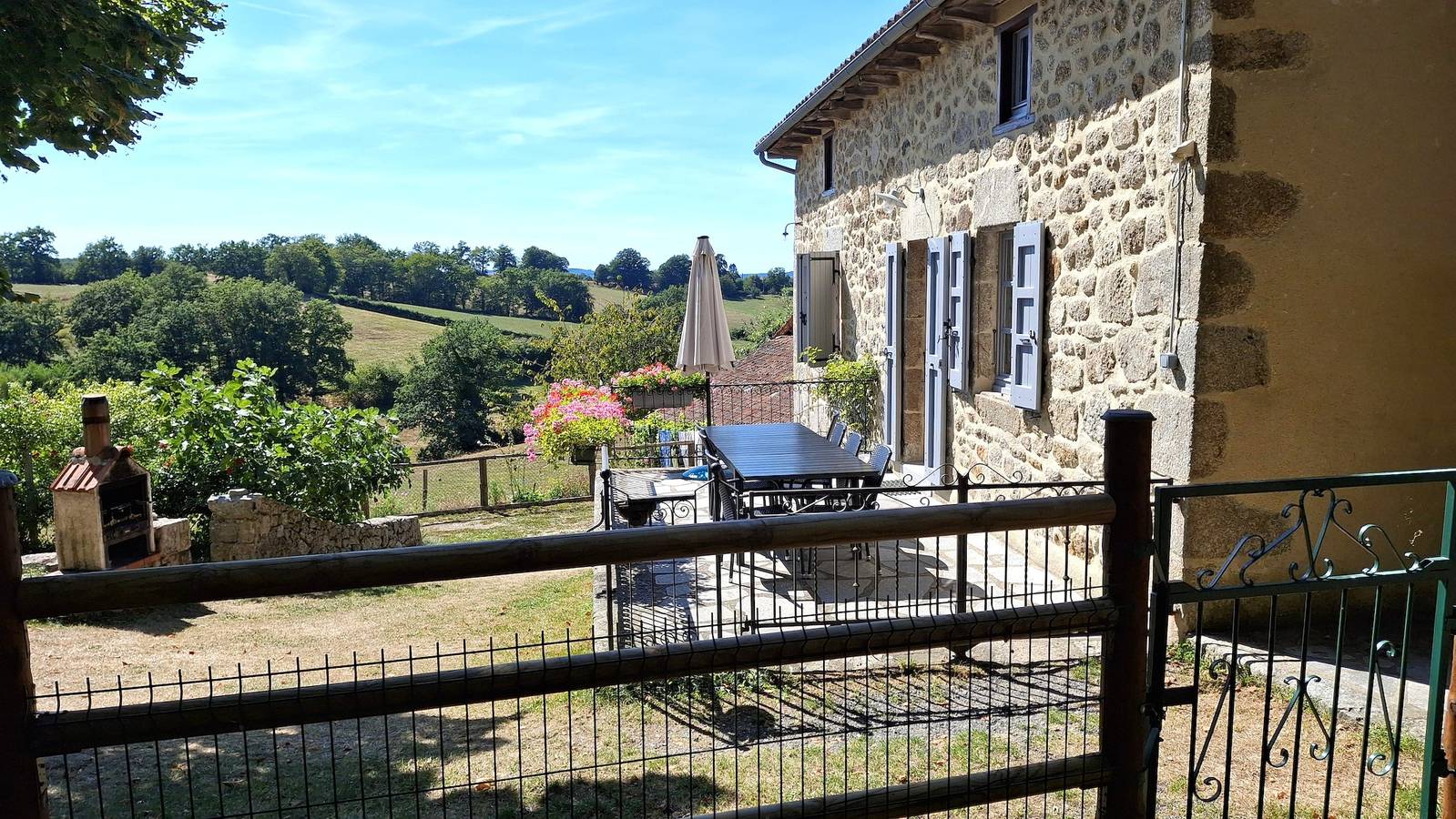 Gite Lafontbasse, authentique maison de ferme près d'un lac in Omps, Région d'Aurillac