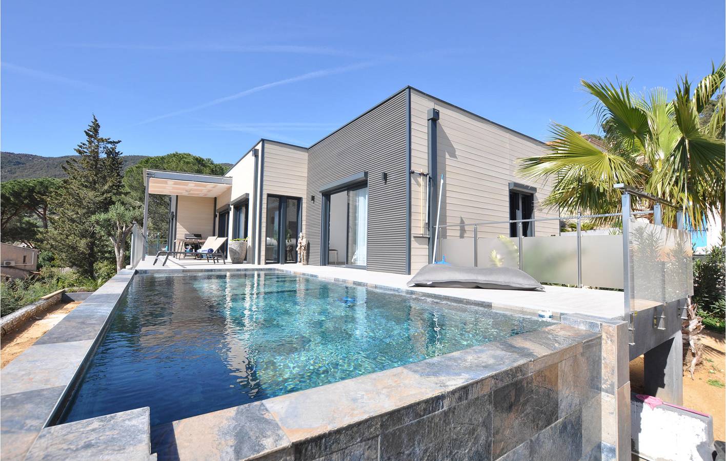 Refugio junto a la playa: 108 pies cuadrados con aparcamiento, aire acondicionado, terraza, piscina e Internet (a 900 m de la playa de Débarquement) in Cavalaire-sur-Mer, Region de Draguignan