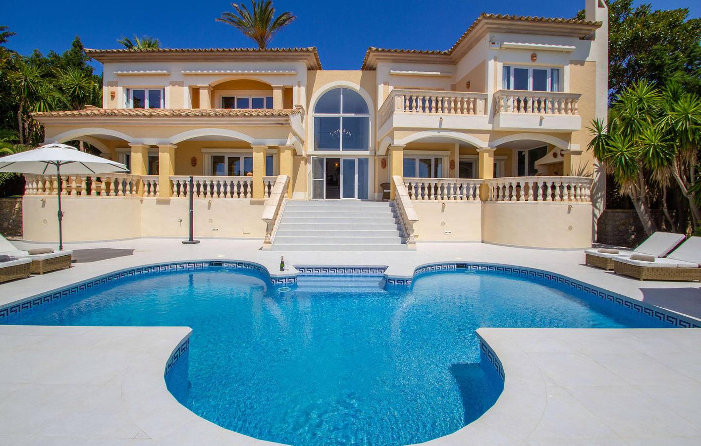 Apartamento con vistas al mar, piscina, terraza, aire acondicionado y WiFi in Andrach, Costa de Mallorca