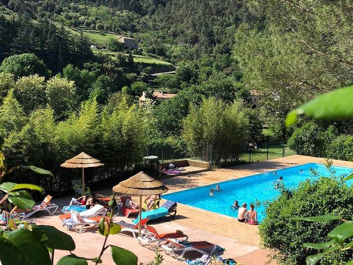 Camping pour 2 personnes, avec Jacuzzi ainsi que Bassin pour enfant et Piscine