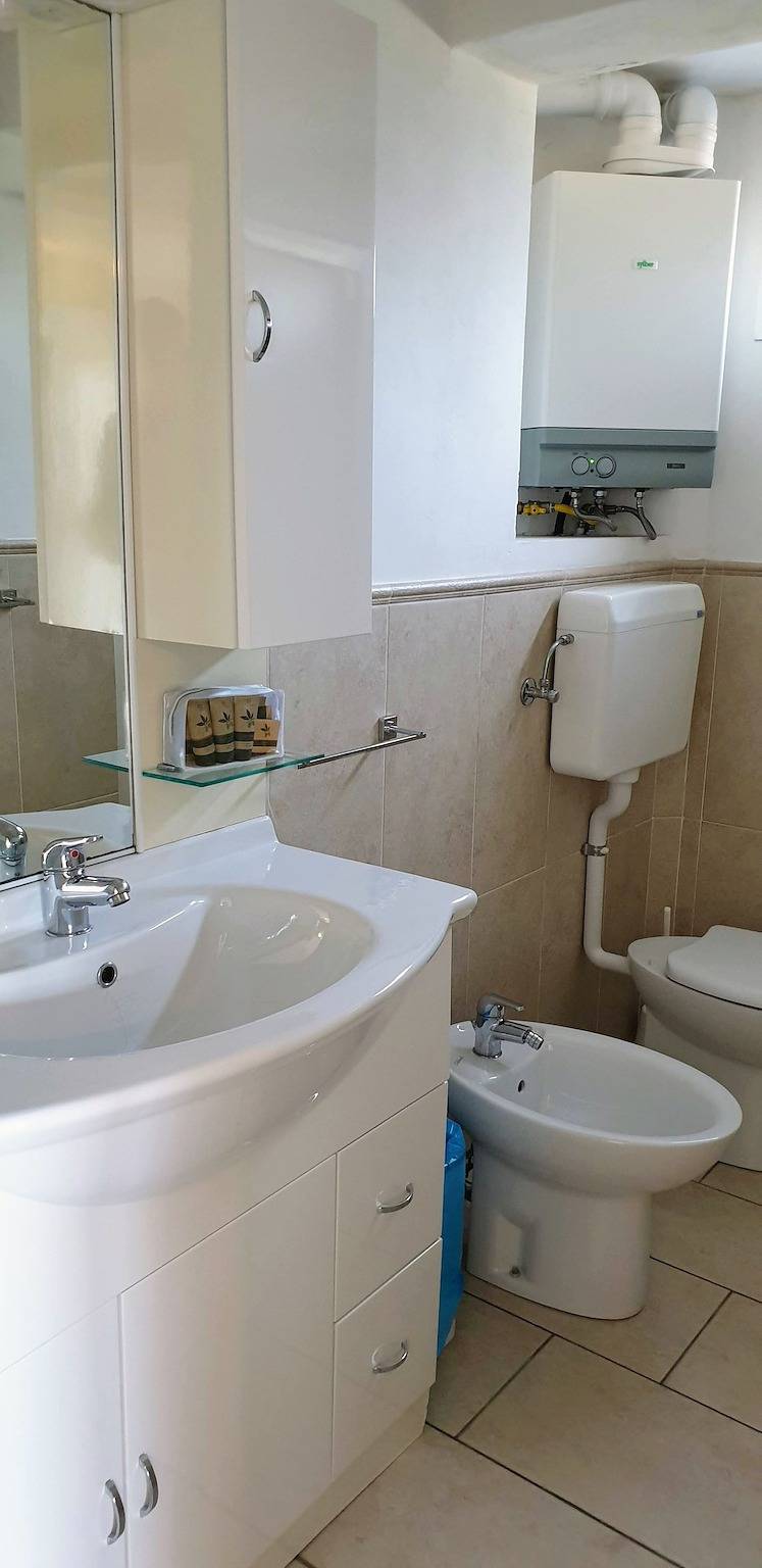Ganze Ferienwohnung, Ferienwohnung für 2 Personen mit Seeblick in San Felice del Benaco, Gardasee-Berge
