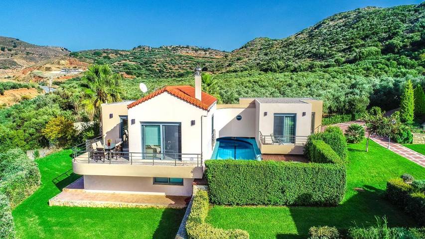 Ferienhaus für 7 Personen, mit Balkon und Whirlpool sowie Terrasse und Garten in Nopigia