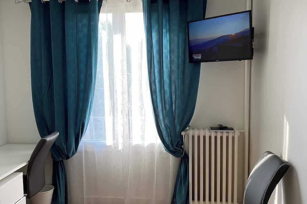 Appartement entier, Appartement haut standing - 7 couchages + 2 sdb, au rez-de-chaussée in Saint-Ouen-l'Aumône, Val-d'Oise