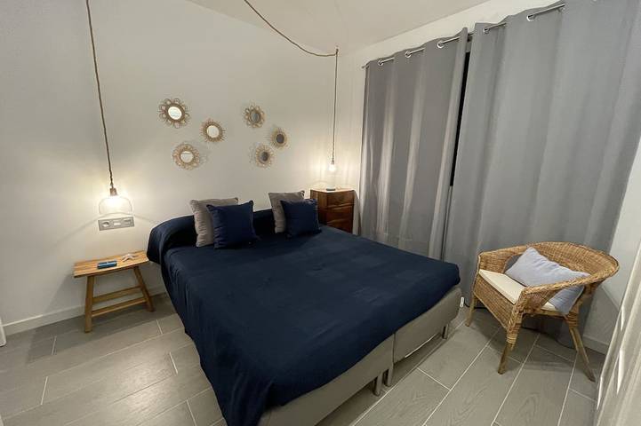 Gîte pour 6 personnes, avec terrasse ainsi que piscine et jardin à Cubelles - 2