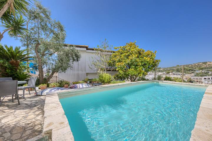 Entire apartment, Villa 'Blu La Cambusa' with Shared Pool, Wi-Fi and Air Conditioning in Castro (Lecce), Lecce Province