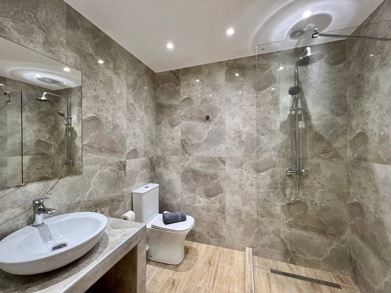 Kono Studios & Suites: Deluxe Suite in Thessaloniki und Umgebung