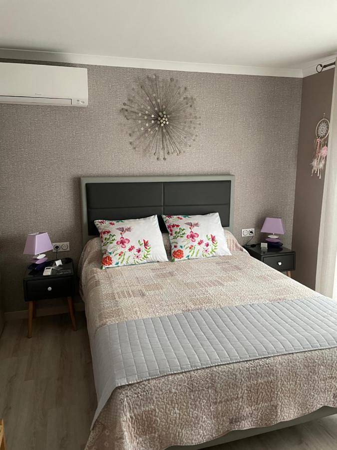 Location de vacances pour 2 personnes, avec vue ainsi que jardin et piscine à Garons - 3