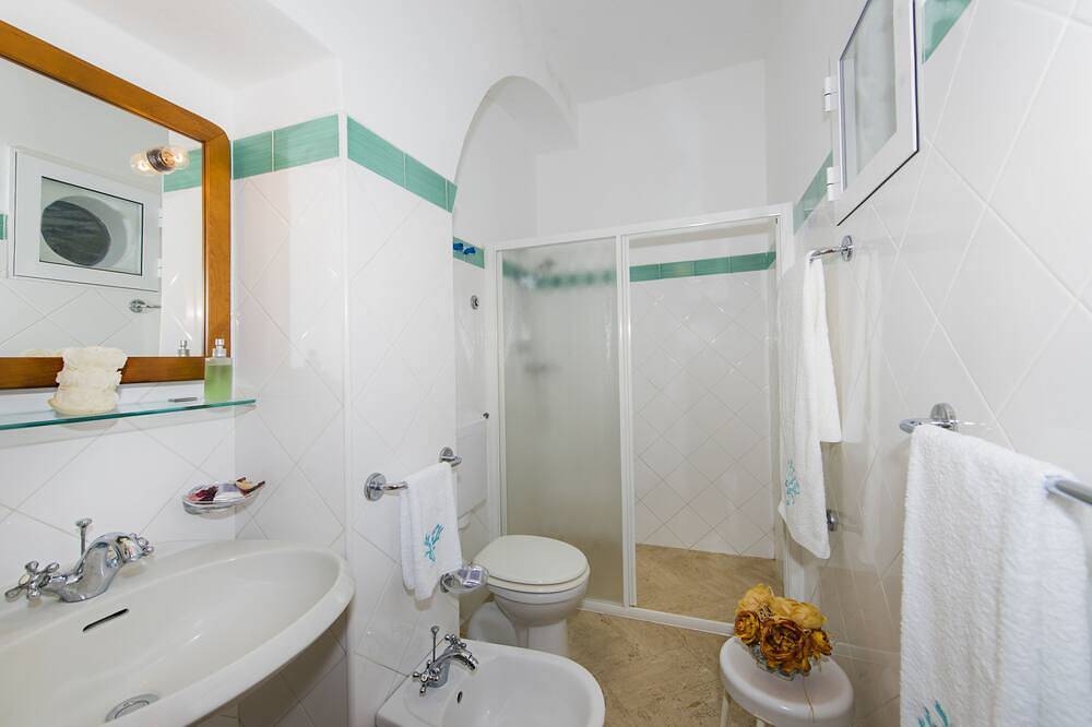 Habitación Cuádruple Estándar a pocos pasos del mar. in Estrómboli