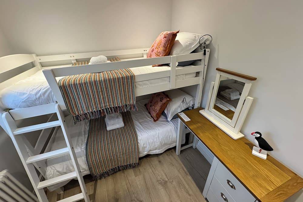 Barafundle cottage, Wynd Hill Hideaway - walk to Coast Path, beach and pub! in Manorbier, Pembrokeshire