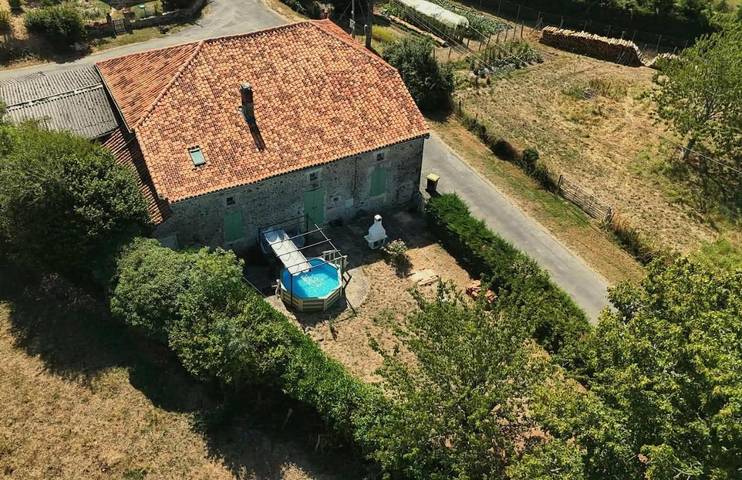 Location de vacances pour 7 personnes, avec jardin ainsi que piscine et vue, animaux acceptés à Roussines - 2