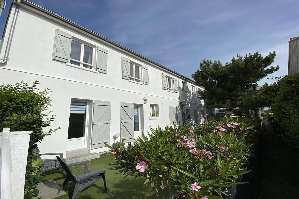 Entire apartment, Beachside Flat with Sunny Patio in Cayeux-sur-Mer, Abbeville region