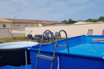 Gîte pour 9 personnes, avec bassin pour enfant et piscine ainsi que jardin et jacuzzi à Saint-Seurin-sur-l'Isle