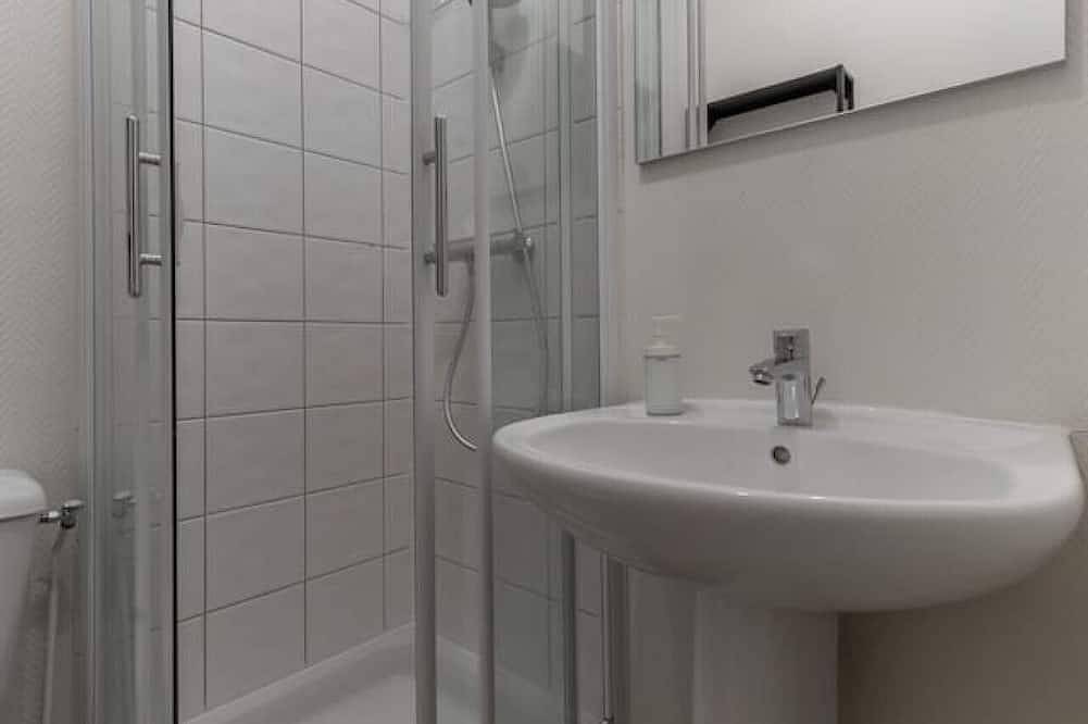 Entire apartment, Le Desroziers 321 - 31 avenue Victoria - Vichy in Vichy, Vichy region