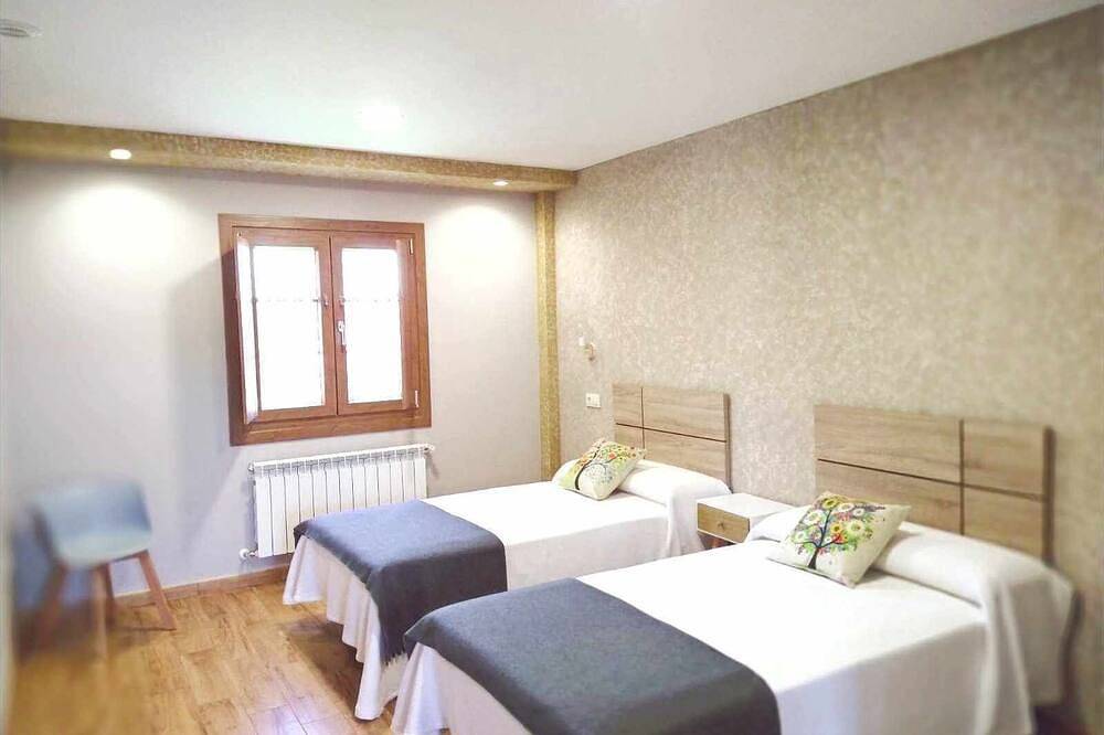 Apartamento entero, Apartamento 6: Tres dormitorios, porche y piscina in Tapia de Casariego, Costa Verde