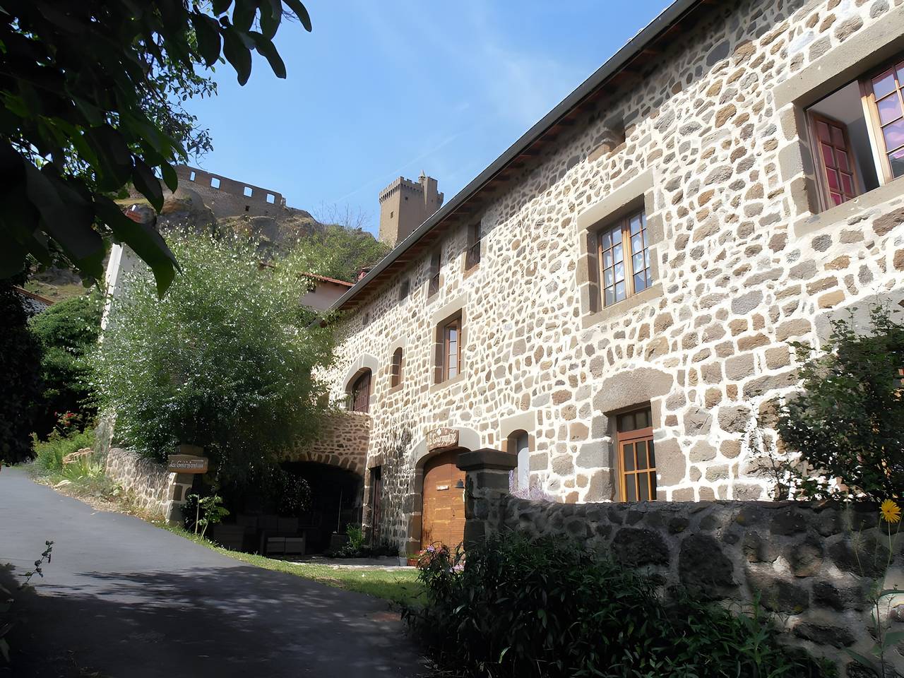 Habitación de huéspedes “Rivage” con terraza y jardín compartidos, Wi-Fi in Polignac, Alto Loira