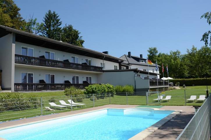 BnB für 2 Personen, mit Terrasse und Garten sowie Pool und Ausblick in Velden am Worthersee