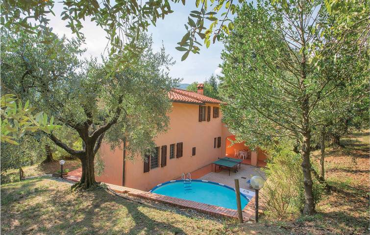 Appartamento con piscina e giardino con parcheggio e WiFi in Marliana, Provincia di Pistoia