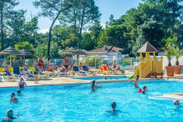 Gîte pour 2 personnes, avec terrasse ainsi que bassin pour enfant et piscine, animaux acceptés dans Plage des Conches