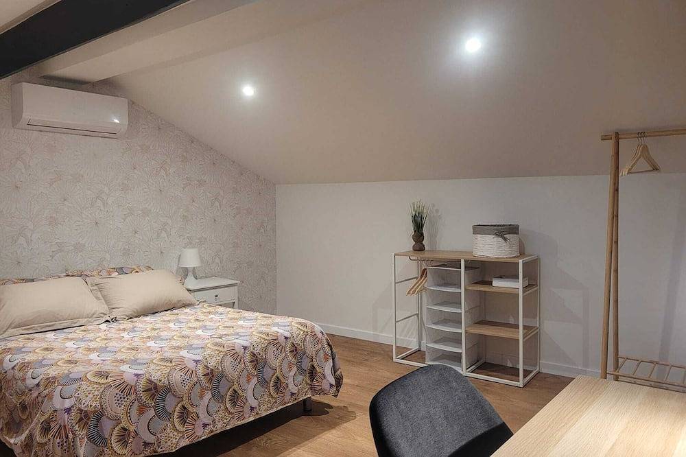 House on the banks of the Canal du Midi in Agen, Agen region