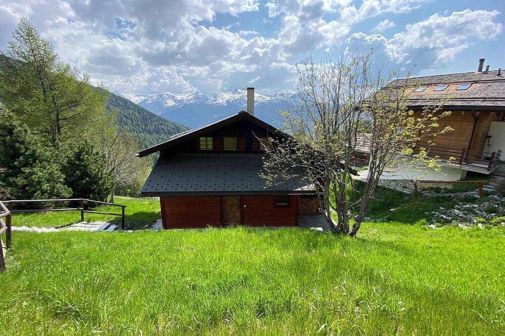 Ce charmant chalet est parfait pour accueillir une famille de 4 personnes. Vous trouverez deux chamb in Chandolin, Anniviers