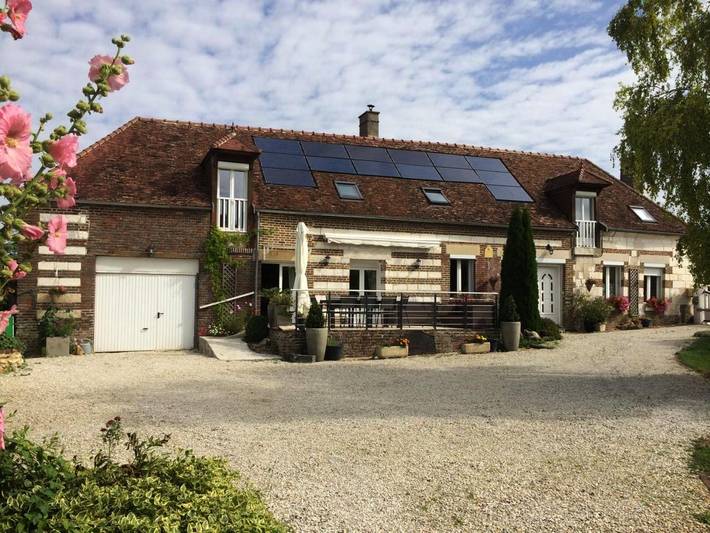 Gîte pour 8 personnes, avec vue ainsi que piscine et jardin dans Prugny