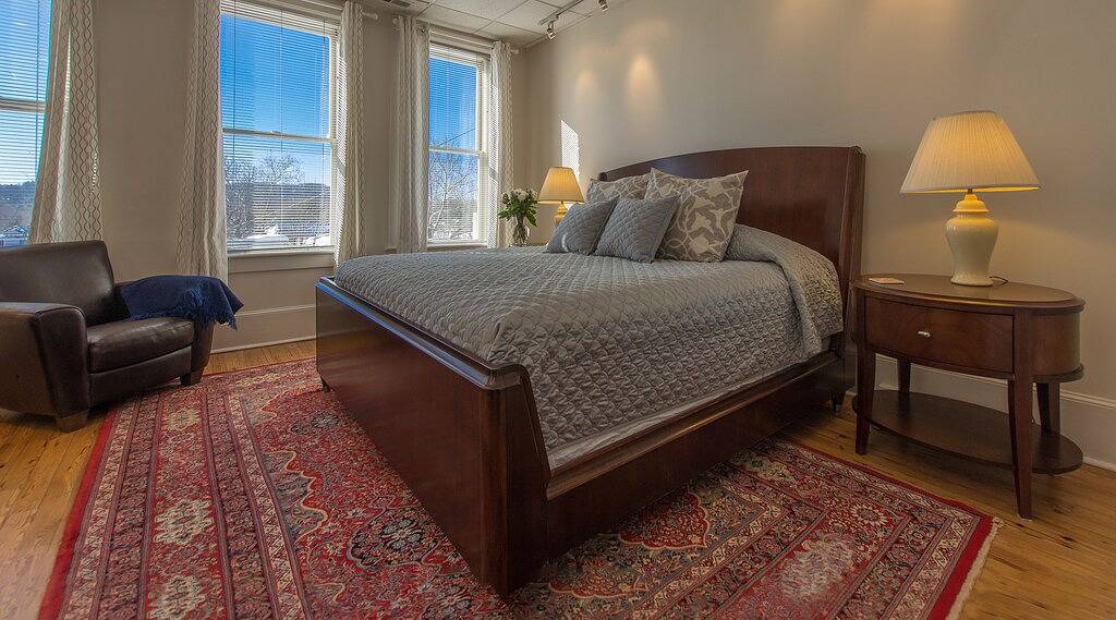 Ganze Wohnung, Sonnenuntergang am Main Street Loft. Charmantes Hendersonville. Begehbar. Parken abseits der Straße in Hendersonville, Henderson County (NC)