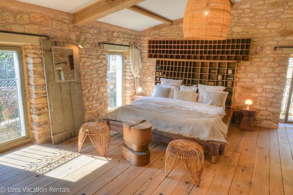 Charming and cosy South of France village stone house in La Capelle-et-Masmolène, Nimes und Umgebung