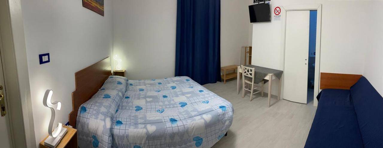 Double Room with Private Bathroom in Venere Mare, Giulianova (Commune)