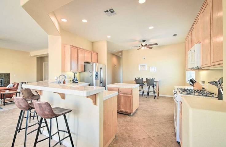 Vacation rental for 12 people, with hot tub and yard in Desert Hot Springs