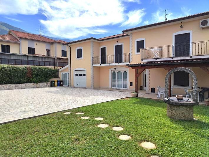 Gîte pour 10 personnes, avec Balcon et Terrasse ainsi que Jardin et Vue à Gallinaro