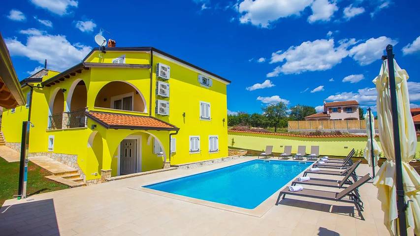 Ferienhaus für 17 Personen, mit Garten und Pool sowie Terrasse, mit Haustier