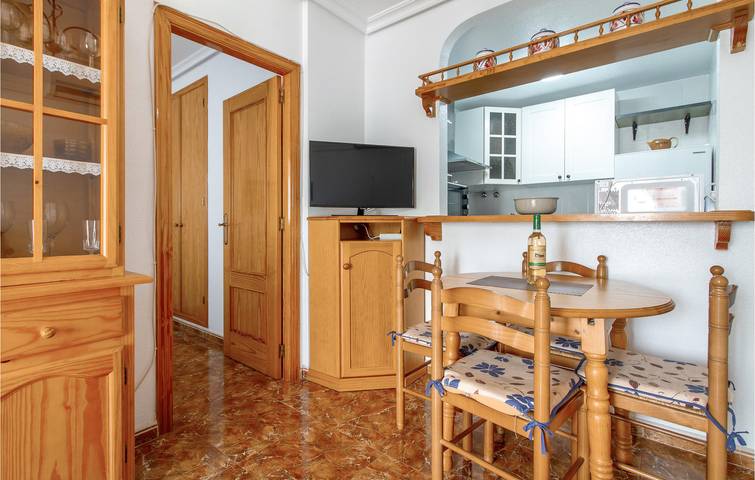 Appartement de vacances entier, 300m de la plage : Apt climatisé avec parking et piscine in Torrevieja, Costa Blanca
