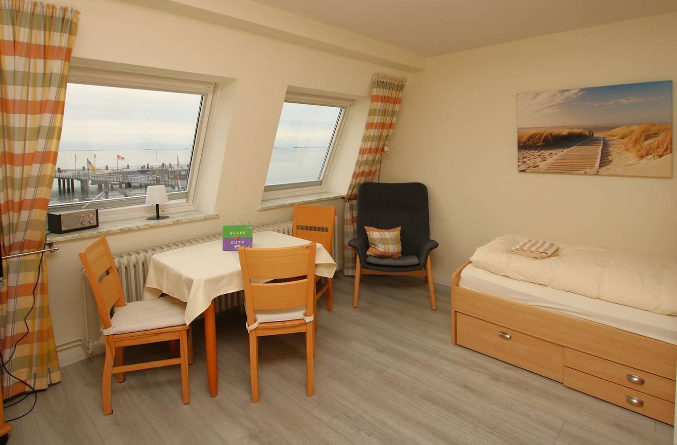 Ganze Wohnung, Ferienwohnung mit 2- Zimmern auf ca. 33m² mit direktem Meerblick in Wyk auf Föhr (Stadt), Wyk auf Föhr