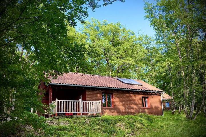 Maison pour 6 personnes, avec jardin ainsi que piscine et terrasse, animaux acceptés à La Chapelle-Aubareil