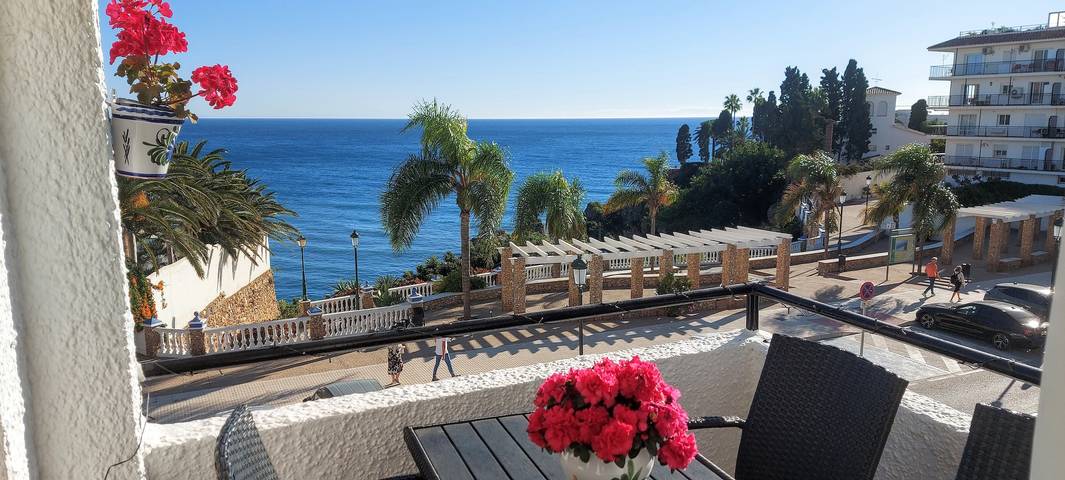 Apartamento entero, Apartamento con vistas espectaculares al mar, 2 dormitorios, 2 baños, mejor zona de Nerja in Playa Carabeíllo, Nerja