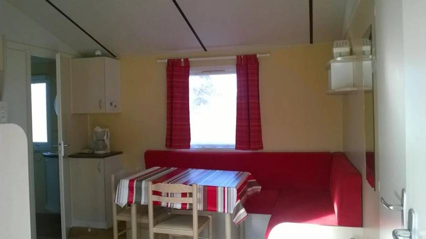 Mobil home pour 4 personnes, avec jacuzzi ainsi que bassin pour enfant et sauna à Apremont - 4