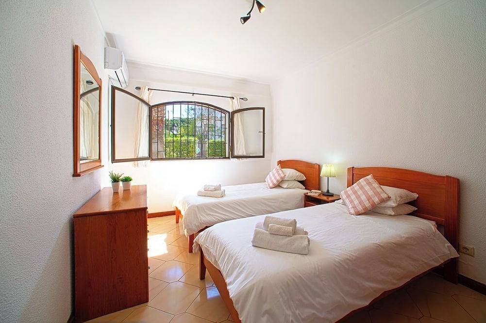 Apartamento entero, Apartamento en planta baja con jardín privado. 10 minutos de la marina in Quarteira, Distrito de Faro