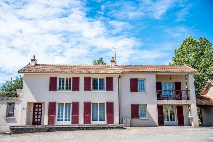 Gîte pour 14 personnes, avec vue sur le lac et balcon ainsi que piscine et jardin