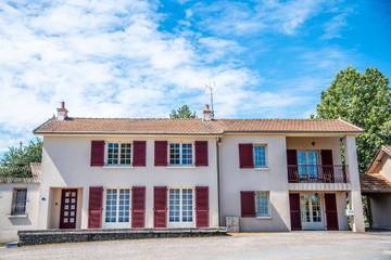 Gîte pour 14 personnes, avec jardin et vue sur le lac ainsi que terrasse et piscine, animaux acceptés dans Moncoutant-sur-Sèvre