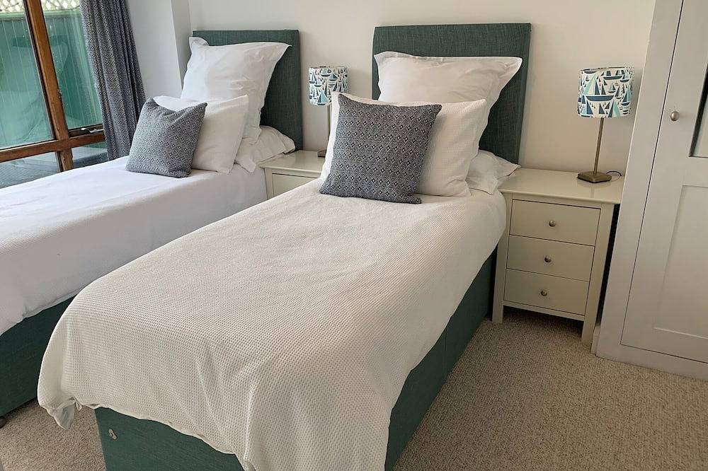 Peaceful hideaway with scenic views. Hot-tub & dog-friendly walled garden in Cornwall