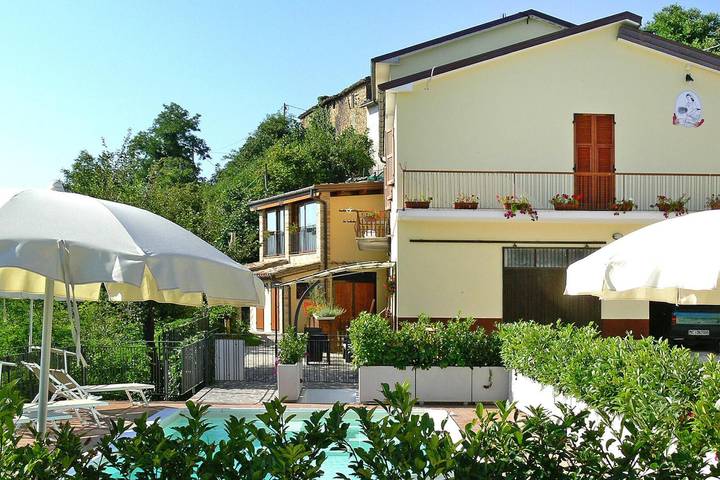 Ferienwohnung für 4 Personen, mit Garten und Terrasse sowie Pool, mit Haustier