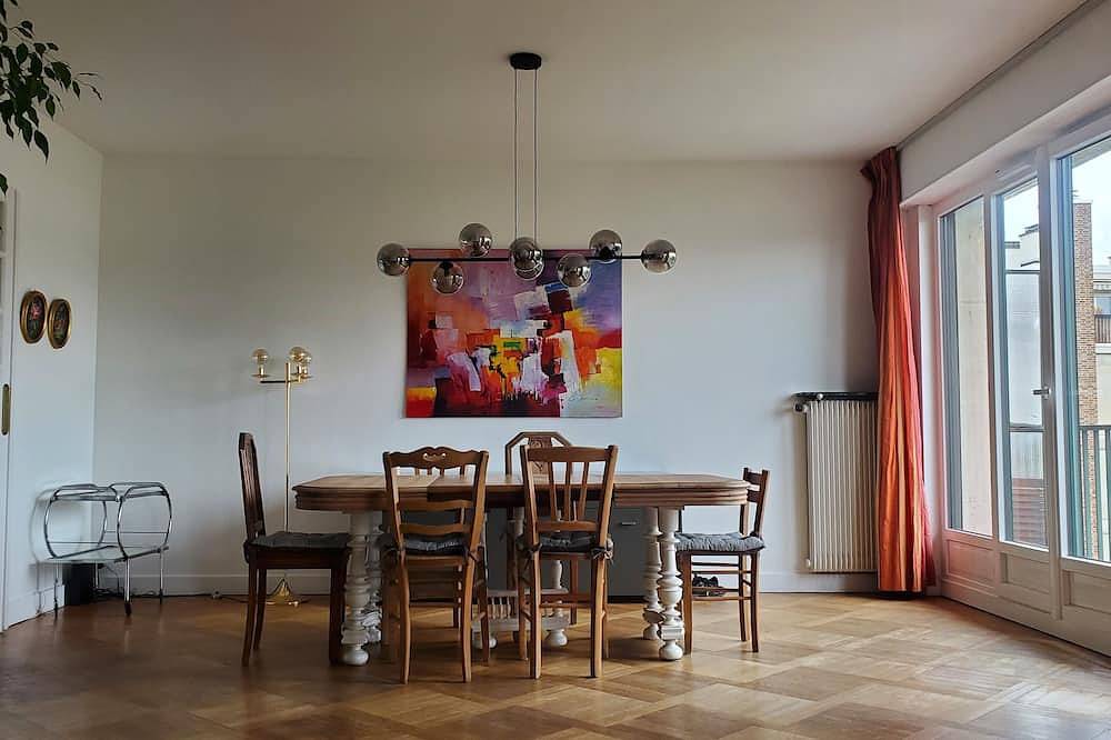 Entire apartment, Large apartment, close to the metro, 15 minutes from Pte de Versailles, quiet, sunny location in Vanves, Hauts-de-Seine